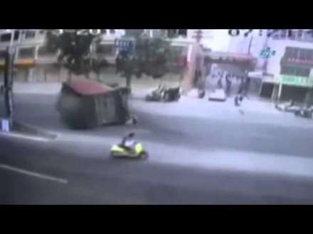 Əri və uşağı maşının altında qaldı, qadın sağ çıxdı