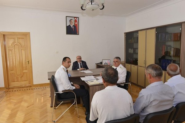 Baş prokuror vətəndaşlarla görüşüb