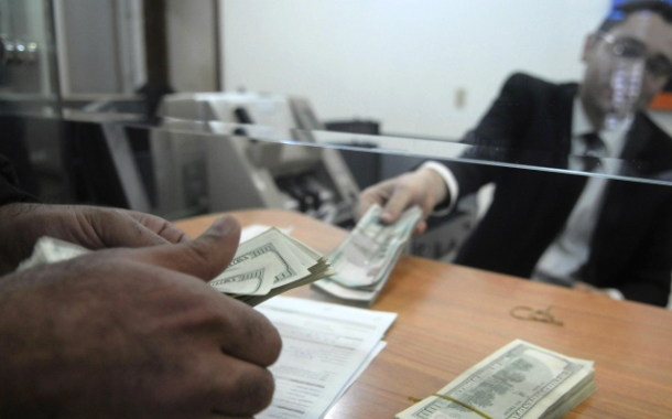 Banklar əhalinin pulunu qaytarmır