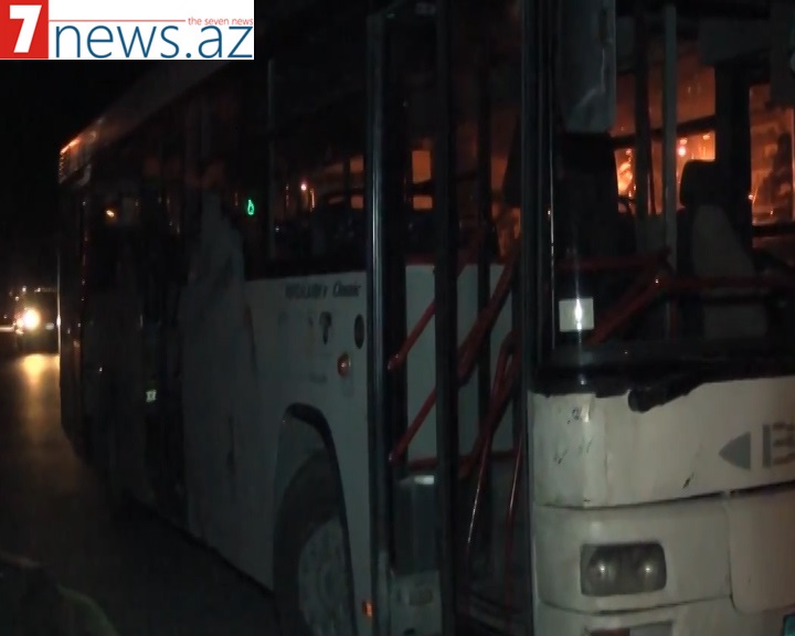 Avtobusda uşaqların gözü qarşısında