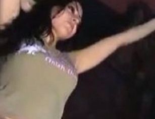 Suriyalı qız rəqsi ilə 