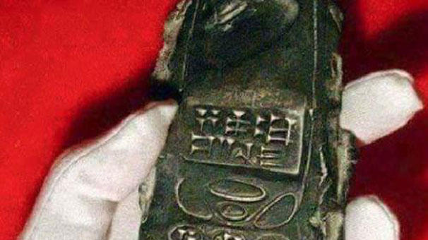 Alimlər ŞOKDA: 800 il əvvələ aid mobil telefon tapıldı!