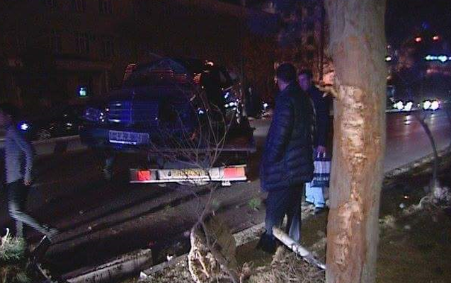 Bakıda maşın ağaca çırpılıb