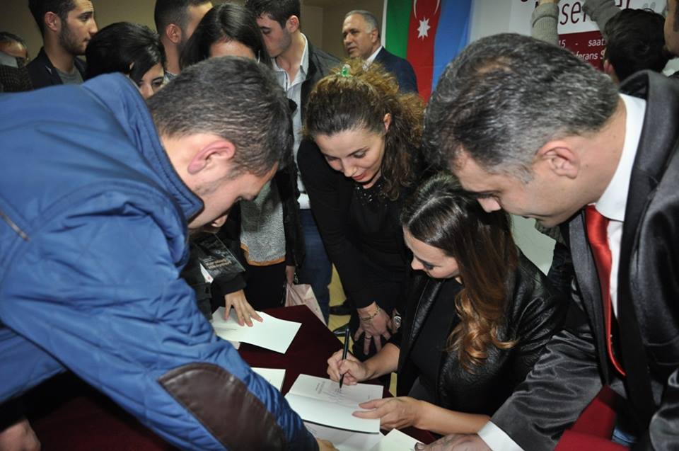 Türkiyədə Qənirə Paşayevanın kitablarının imzalanması mərasimi olub