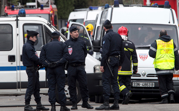 Məscidə hücum edib Quranı yandırmaq istədilər