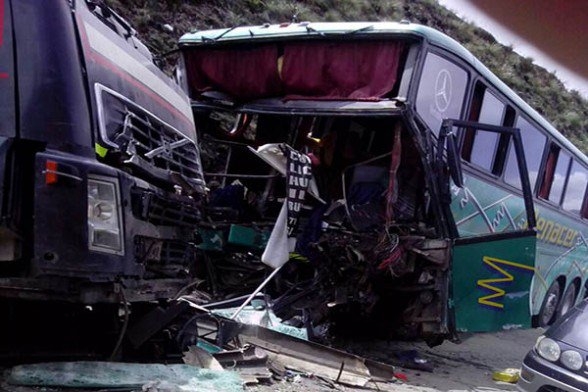 Boliviyada baş verən ağır yol qəzası nəticəsində