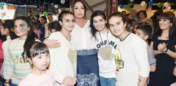 Mehriban Əliyeva uşaqlar üçün təşkil edilmiş şənlikdə
