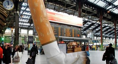 Küçədə siqaret söndürənlər