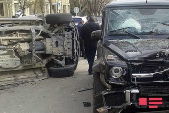 Bakının mərkəzində “Gelandewagen”lə “Prado” toqquşdu