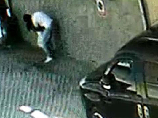 Qonşusu 7 yaşlı qızı zorlamaq istəyərkən kameralara düşdü