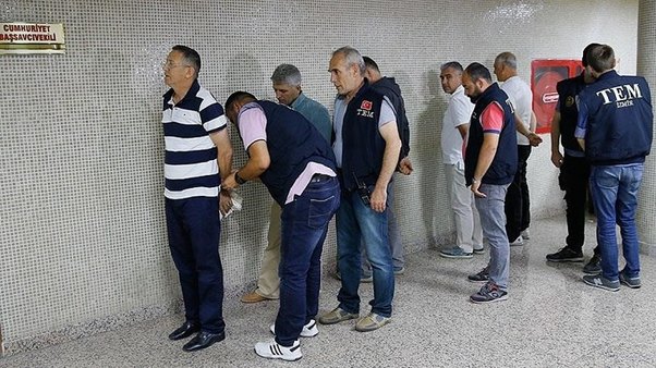 Daha iki general tutuldu