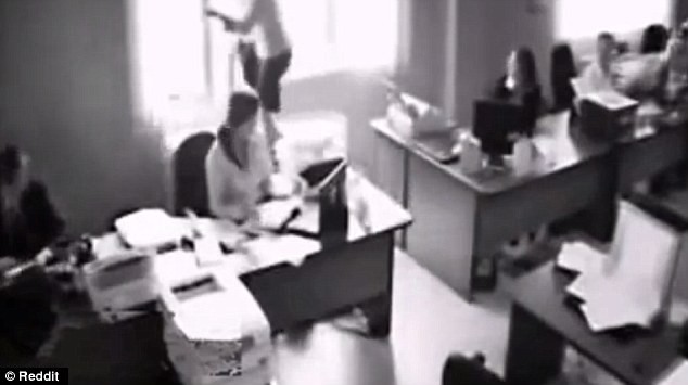 Müdiri ilə dalaşdı, özünü pəncərədən atdı