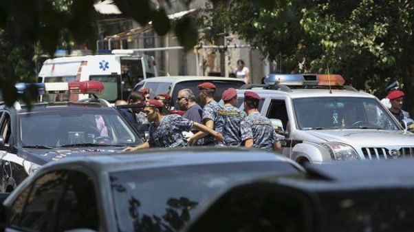 İrəvanda polis vəhşiliyi: 30-dan çox yaralı var
