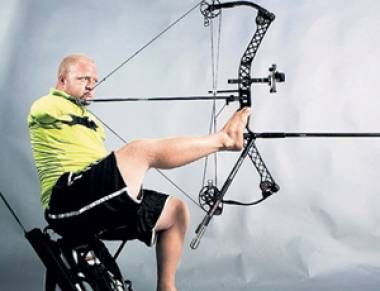 Oxu ayağı ilə atdı