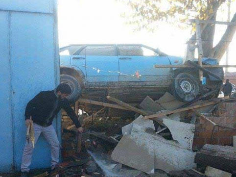 Göyçayda avtomobil hasara çırpıldı, yaralı var