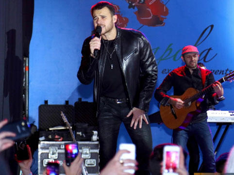 Emin Bakının mərkəzində oxudu