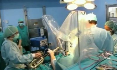 Beynində 12 saatlıq əməliyyat gedə-gedə saksafon ifa etdi