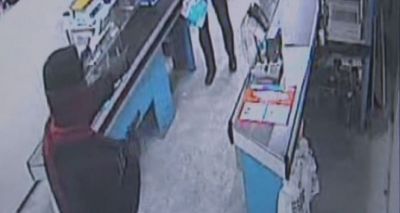 Sehrbaz oğru, satıcının gözü qabağında