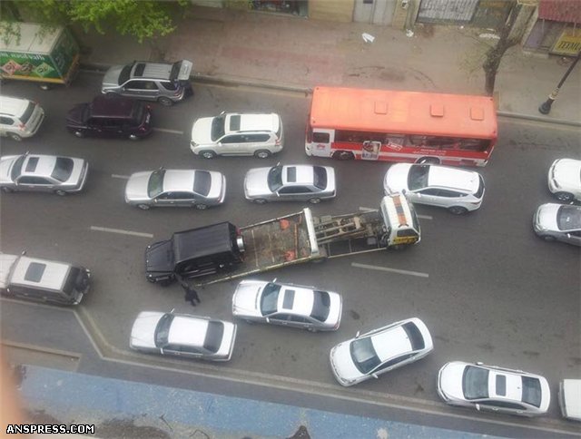 Evakuator sürücüləri Bakıda qanunları tapdalayır