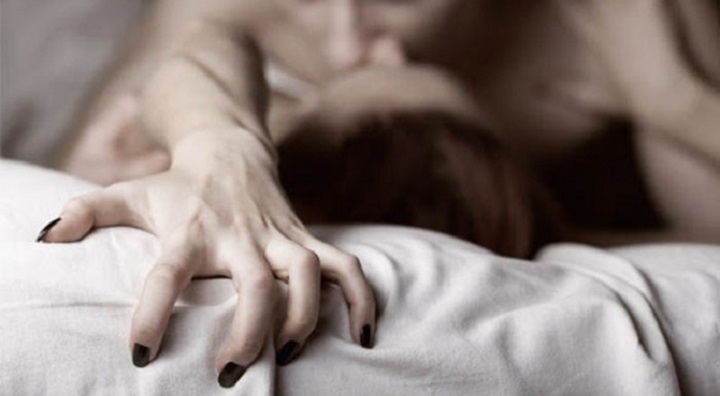 Qardaş bacısını zorladı, uşağı oldu