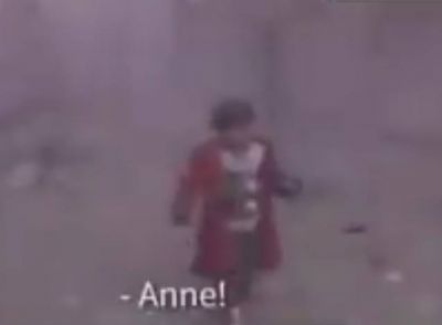 Bombalar altında anasını axtaran balaca