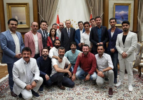 Prezident mitinqə çıxan məşhurlarla görüşdü