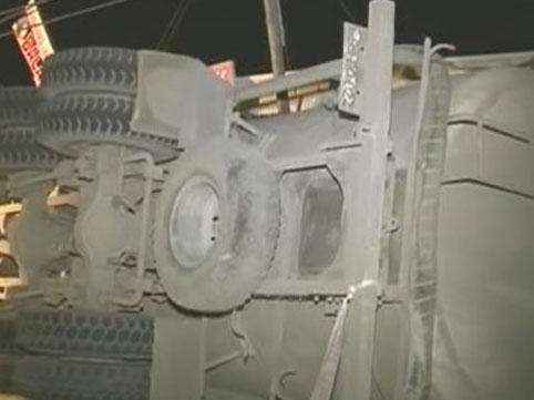 Bakıda yük maşını evlərin üstünə aşdı