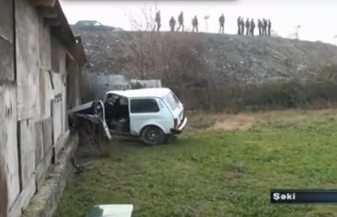 Şəkidə Niva 7 metr hündürlükdən uçdu