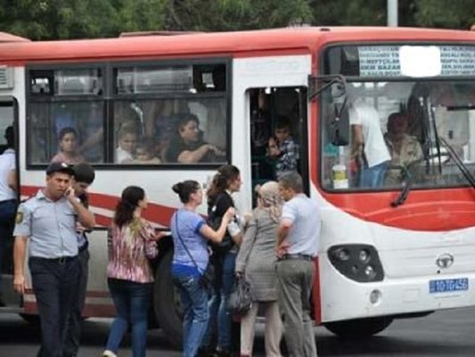 Bakıda avtobusdan yıxılan qadın öldü