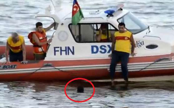 Özünü dənizə atdı