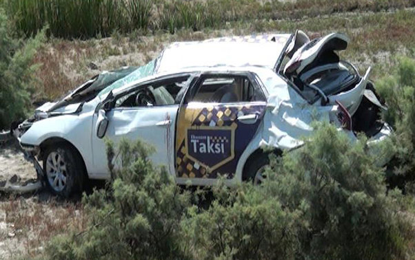 Taksi dərəyə yuvarlandı