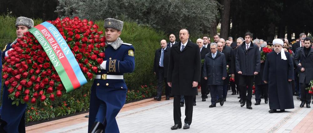 Prezident İlham Əliyev ümummilli lider Heydər Əliyevin məzarını ziyarət edib