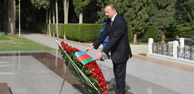 Prezident İlham Əliyev ümummilli lider Heydər Əliyevin məzarını ziyarət edib