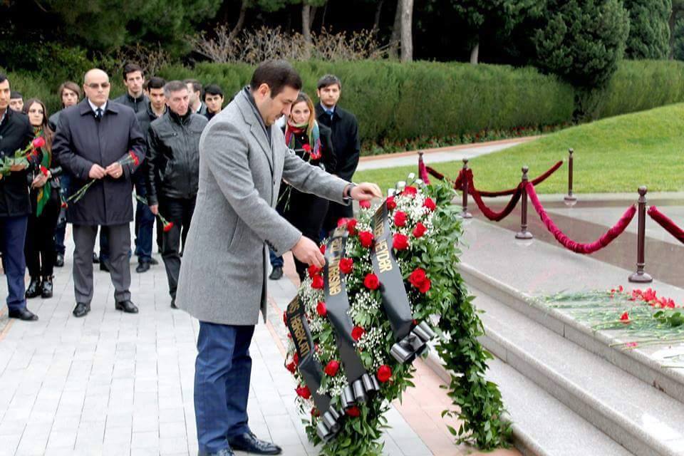 “AĞ YOL” Vətəndaş Hərəkatı , BMAM rəhbərliyi və Gənc Diplomatlar Birliyi Heydər Əliyevin məzarını ziyarət edib