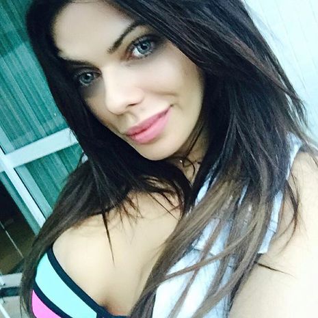 Braziliyalı qadın “San-Paulu”nun qələbəsi şərəfinə soyundu