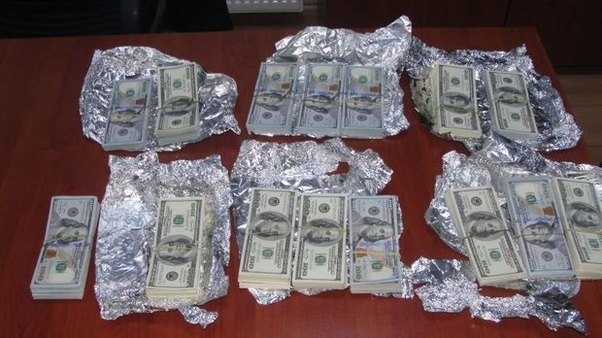 Azərbaycandan külli miqdarda valyuta çıxarmaq istədilər