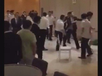 Qadını stul ilə döydü