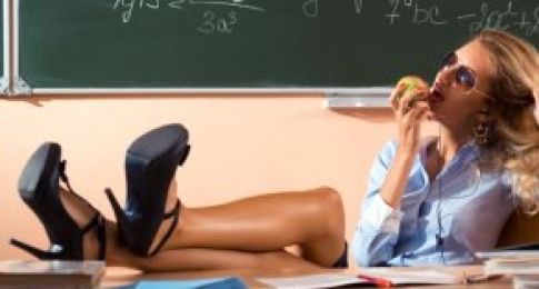 Müəllimə sinif otağında şagirdi ilə...