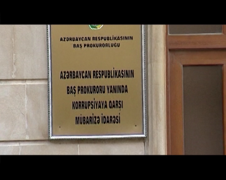 Oliqarxların ailə üzvlərinə pul 