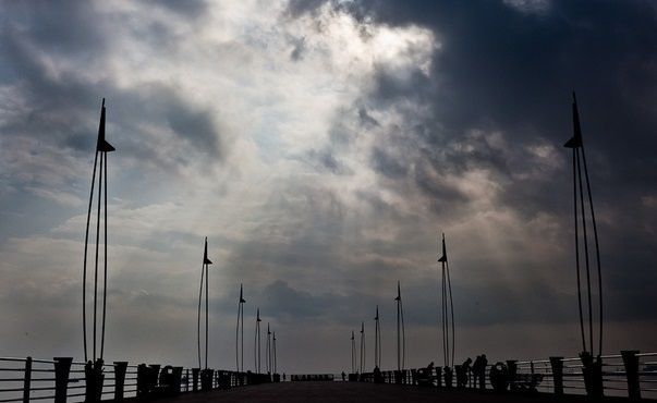 Bulvarda selfi çəkən qız dənizə düşdü