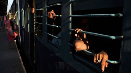 Qatarla avtomobil toqquşdu