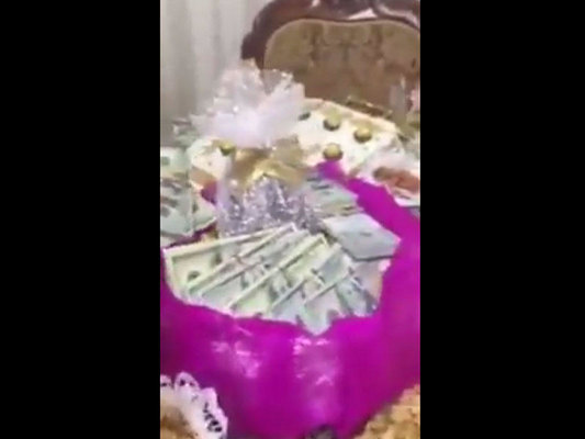 Gəlinin toy xonçası hamını şoka saldı