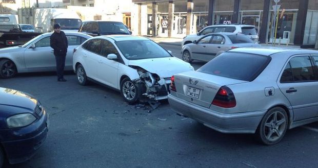 Bakıda üç avtomobil toqquşdu