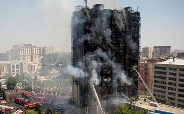 Binəqədidə yanan binanın sakini polisin gözü qarşısında intihar edibmiş