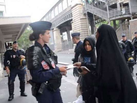 Fransa polisindən müsəlman qadına qarşı VƏHŞİLİK