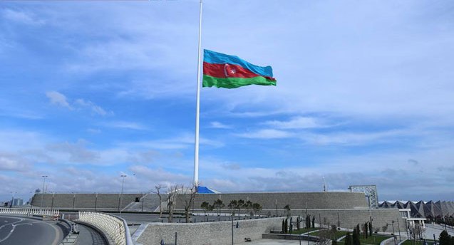 Azərbaycanda bayraqlar endirildi
