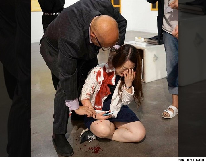 Sərgidə kişi qadını bıçaqladı, ziyarətçilər elə sandı ki...