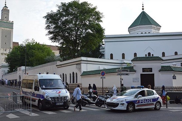 Fransızlar məscidi yandırdı