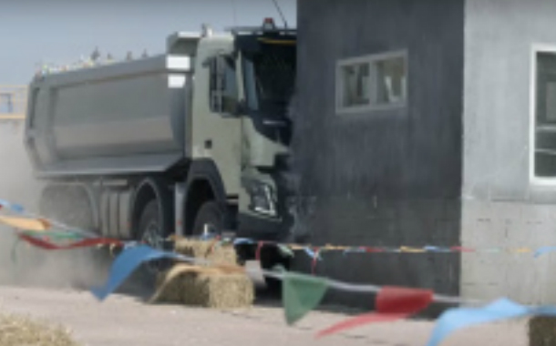 4 yaşlı qız yük maşınını belə idarə etdi