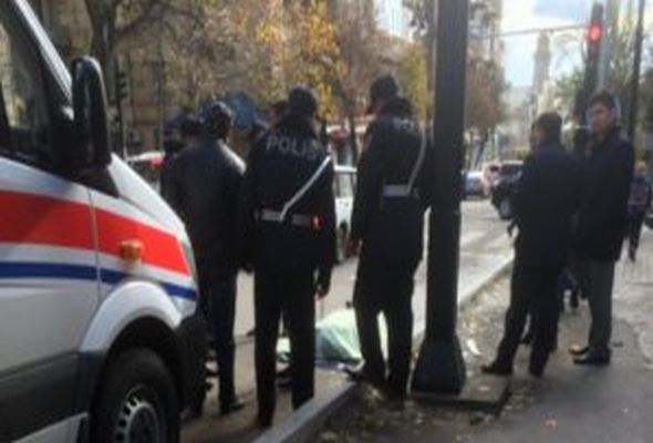 Bakıda polis bölməsinin qarşısında adam öldü
